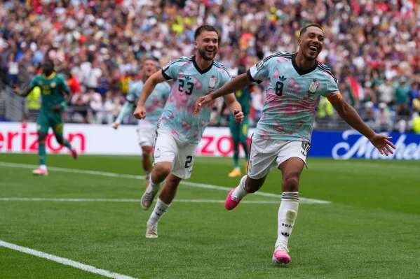 اللاعب الأمريكي فولاين بالوغون يحتفل بهدفه في مباراة كأس العالم وسط جدل حول رفع إيقافه من قبل الفيفا.