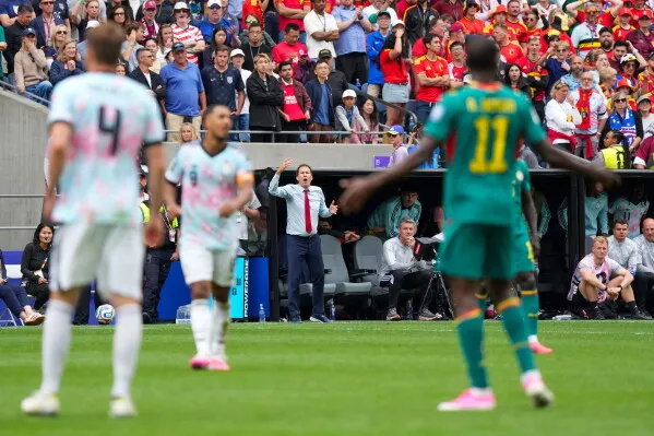 مدرب بلجيكا رودي غارسيا يوجه تعليمات حماسية خلال مباراة كأس العالم ضد السنغال التي شهدت انتفاضة بلجيكية مثيرة.
