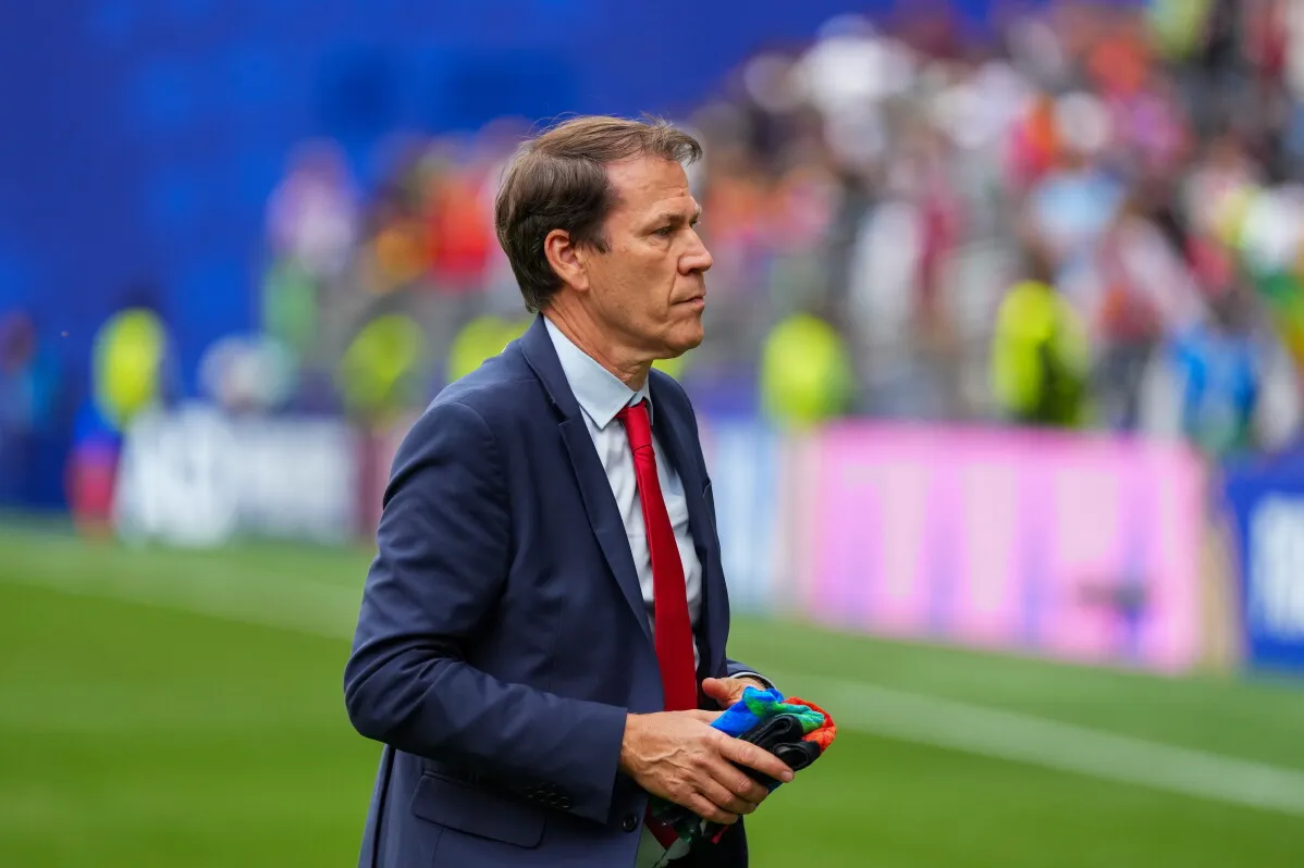 رودي غارسيا مدرب منتخب بلجيكا يظهر ببدلة رسمية خلال مباراة كأس العالم بعد انتفاضة بلجيكية مثيرة ضد السنغال.
