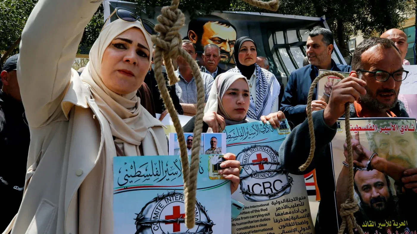 محتجون يحملون لافتات تتعلق بحقوق الأسرى الفلسطينيين، مع تركيز على حبل مشنقة، في تظاهرة ضد تشريع عقوبة الإعدام.