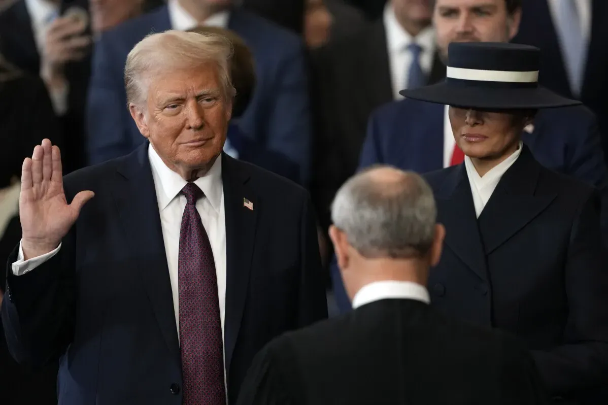 دونالد ترامب أثناء أداء اليمين الدستورية في قاعة الكابيتول، بحضور ميلانيا ترامب ومسؤولين آخرين، في احتفال تنصيبه الثاني.
