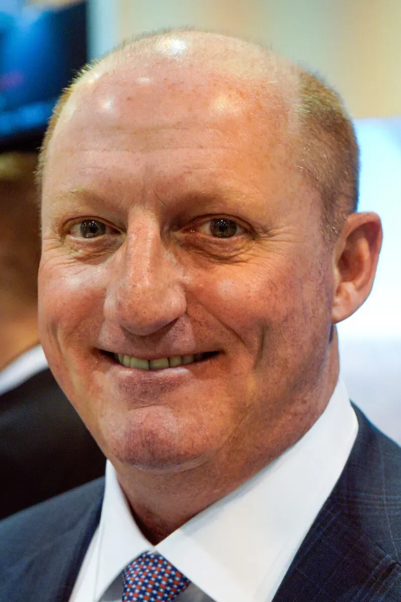 جريج أبيل، الرئيس التنفيذي لشركة بيركشاير هاثاواي، مبتسم خلال ظهوره على قناة CNBC، حيث يناقش خطط إعادة شراء الأسهم.