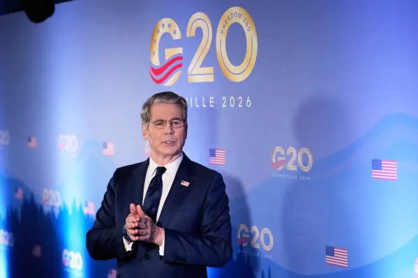 وزير الخزانة الأمريكي سكوت بيسنت يتحدث في مؤتمر مجموعة العشرين 2026 بأسفيل، وسط توترات اقتصادية حول السياسات التجارية العالمية.
