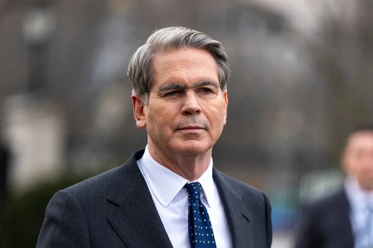 لقاء وزير الخزانة الأمريكي سكوت بيسنت مع نائب رئيس الوزراء الصيني هي ليفنغ في باريس، استعدادًا للمحادثات التجارية.