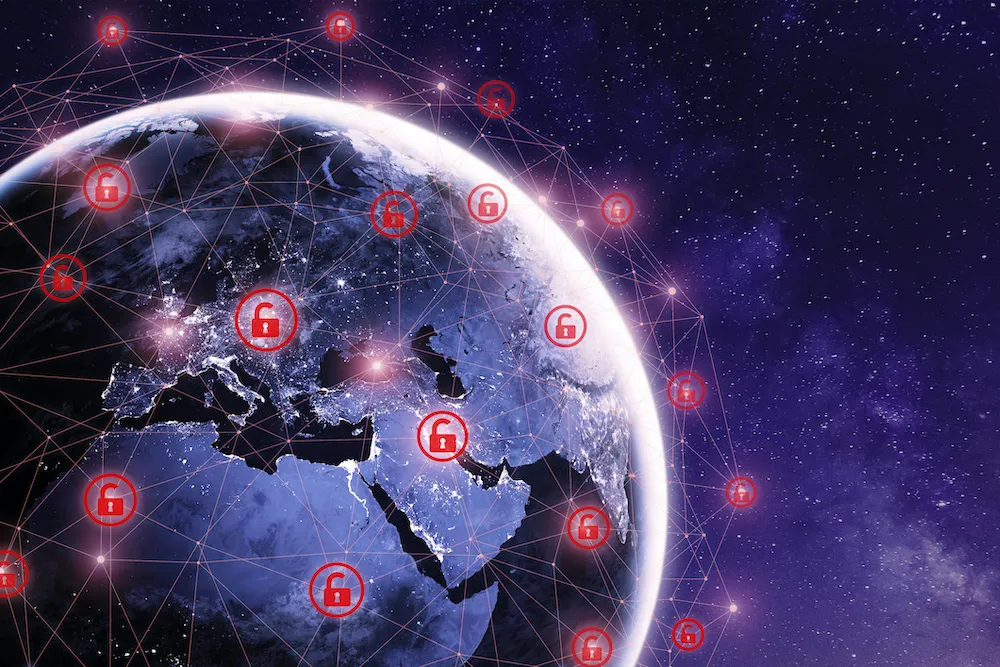 شبكة الإنترنت مع رموز أقفال حمراء مفتوحة تشير إلى اختراقات أمنية في بروتوكول BGP وتأثيرها على تحديثات Softaculous.
