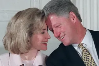 بيل وهيلاري كلينتون يتبادلان الابتسامات في صورة تعود إلى التسعينيات، تعكس شراكتهم السياسية في ظل التحديات والفضائح.