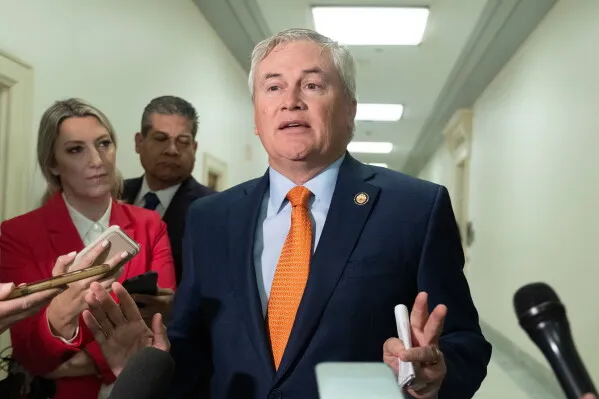 النائب James Comer يتحدث أمام لجنة الرقابة في مجلس النواب الأمريكي، خلال تحقيق حول شبكة الثروة المرتبطة بـ Jeffrey Epstein.