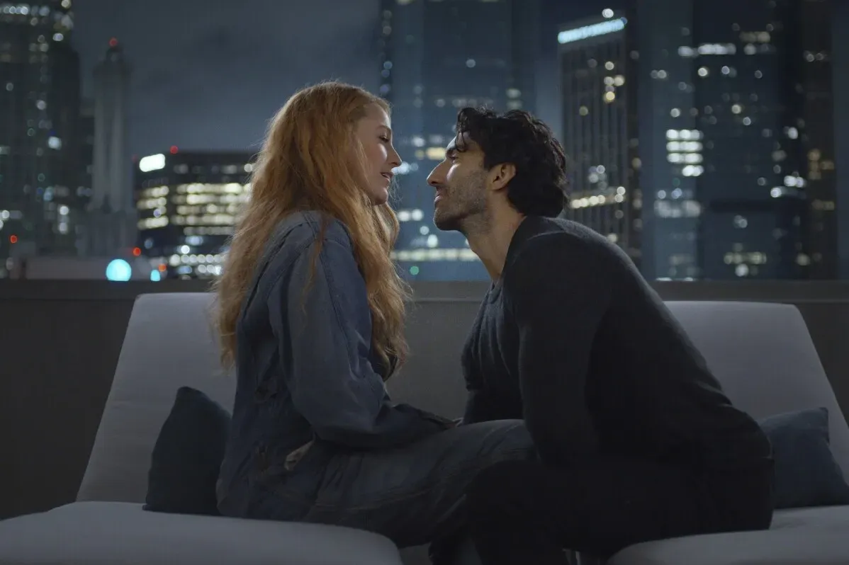صورة تظهر مشهداً درامياً من الفيلم "It Ends With Us" حيث يتبادل شخصان مشاعر قوية في أجواء مدينة نيويورك.