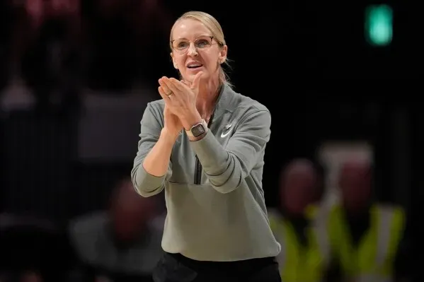 مدربة فريق فاندربيلت، شيا رالف، تشجع لاعبيها خلال مباراة NCAA، حيث حقق الفريق انتصارًا كبيرًا في البطولة.