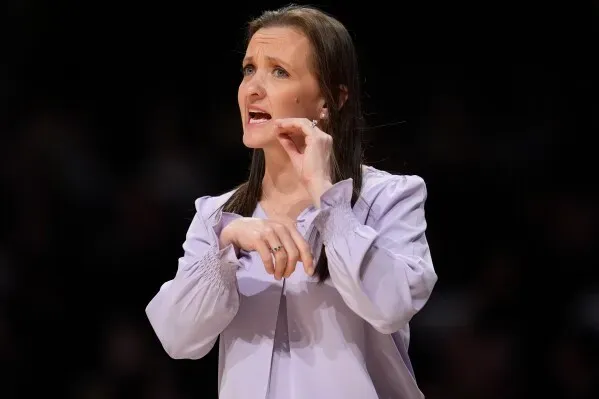 مدربة فريق فاندربيلت تعبر عن توجيهاتها أثناء مباراة NCAA، مع التركيز على استراتيجيات اللعب والتواصل مع اللاعبات.