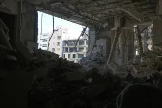 مشهد من داخل مبنى سكني مدمّر في بندر عباس، يظهر الحطام والنوافذ المحطمة بعد انفجار غاز أسفر عن إصابات ووفاة طفلة.