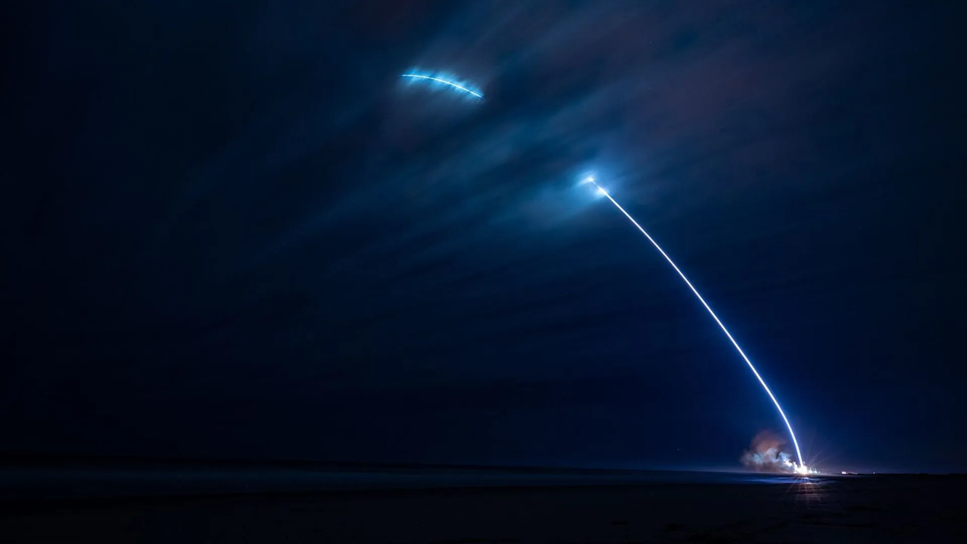 مسار إطلاق صاروخ New Glenn في اختبار ليلي يُظهر انبعاث ضوء طويل خلال انفجار قاعدة Cape Canaveral في مايو 2026.