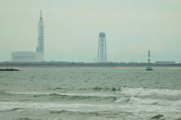صورة تظهر منصة إطلاق صاروخ New Glenn في قاعدة Cape Canaveral، مع برج الدعم والمياه المحيطة، بعد انفجار خلال اختبار المحركات.