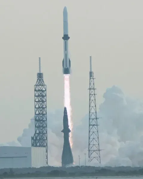 صاروخ New Glenn ينطلق من محطة Cape Canaveral، مع انبعاثات نارية من المحرك، بعد فشل في إيصال قمر صناعي إلى مداره.