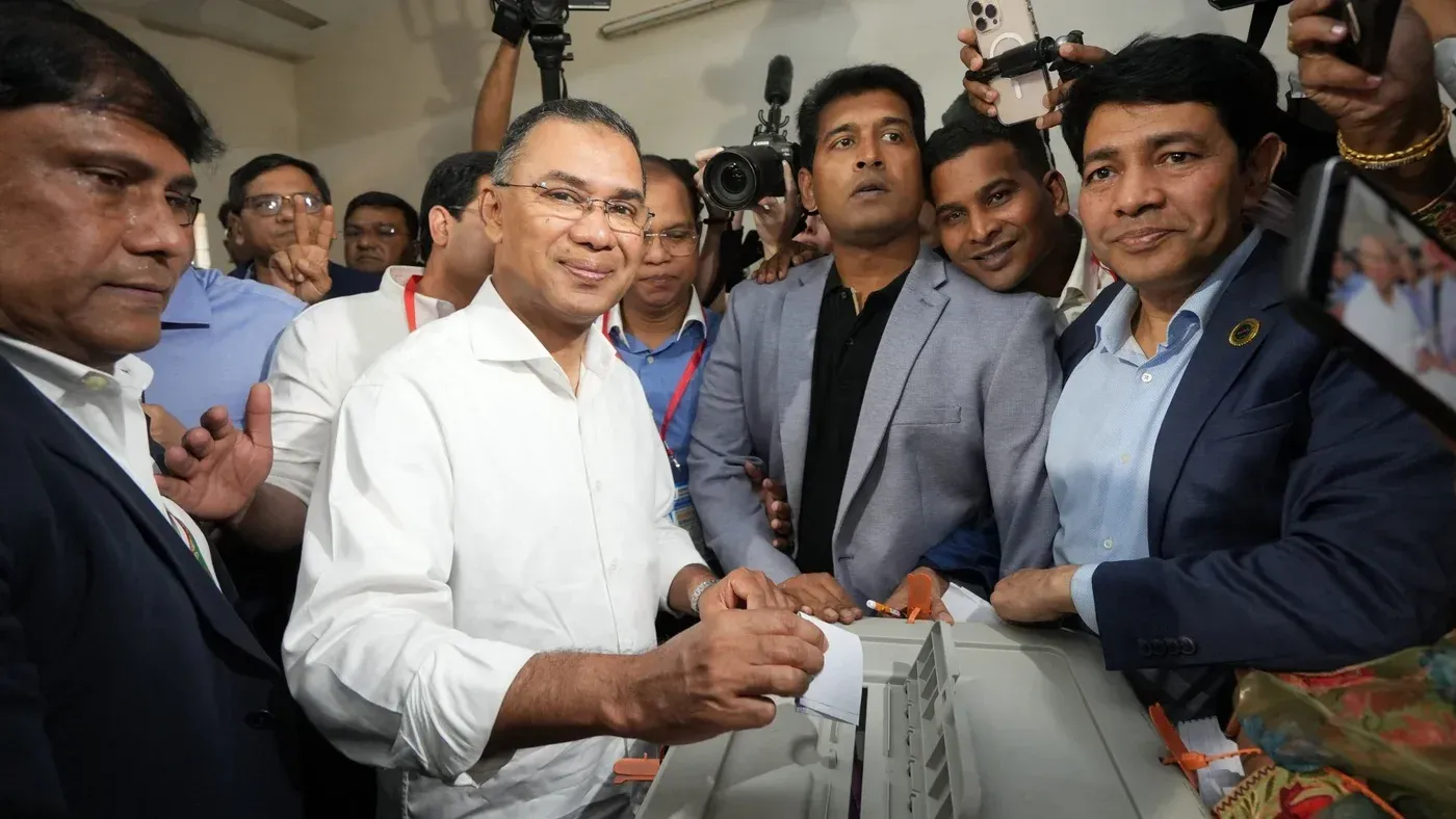طارق الرحمن، زعيم الحزب الوطني البنغلاديشي، يدلي بصوته في الانتخابات البرلمانية، محاطًا بمؤيديه، وسط أجواء من التوتر السياسي.