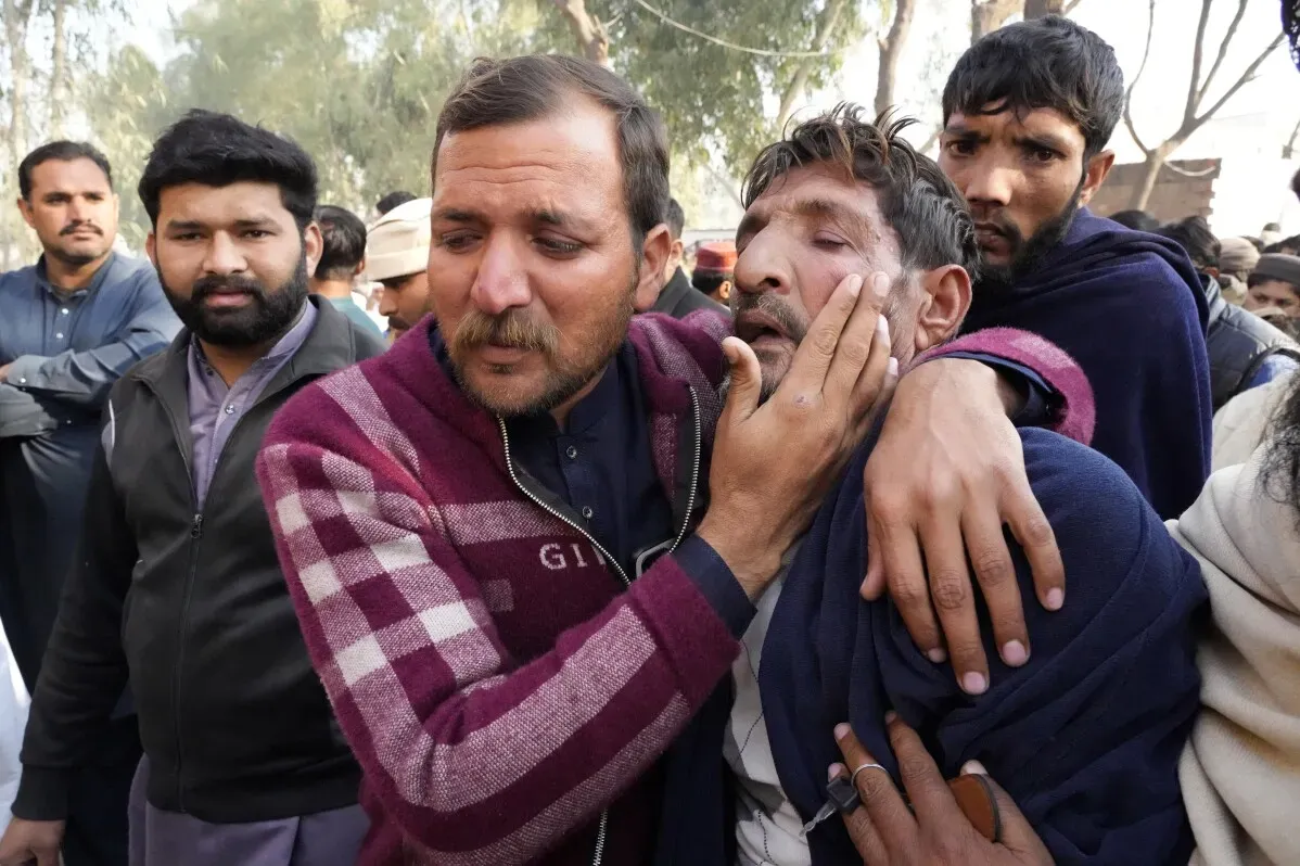 مواطنون باكستانيون يعبرون عن حزنهم أثناء استلام جثث ضحايا غرق قارب مهاجرين، في مشهد يعكس الألم والفقدان.