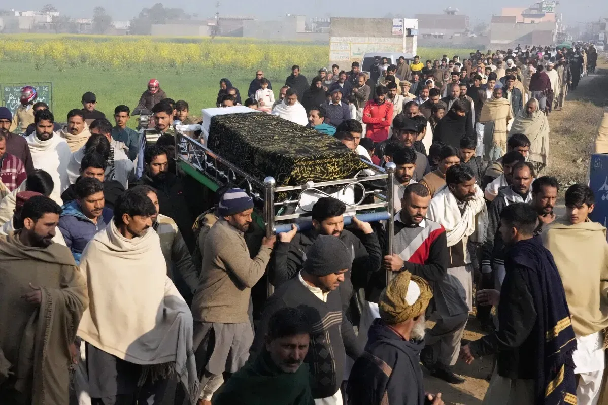 تجمع حشد كبير في جنازة أربعة باكستانيين غرقوا أثناء محاولتهم الوصول إلى أوروبا، حيث يحمل المشيعون النعش في إقليم البنجاب.