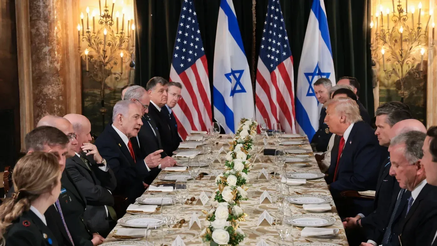 اجتماع بين الرئيس الأمريكي دونالد ترامب ورئيس الوزراء الإسرائيلي بنيامين نتنياهو، مع العلمين الأمريكي والإسرائيلي في الخلفية، خلال مناقشة حول التعاون العسكري.