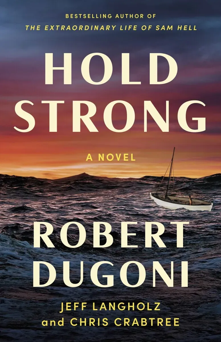 غلاف رواية "Hold Strong" يتضمن عنوان الكتاب واسم المؤلف روبرت دوجوني، مع خلفية بحرية وغروب شمس، مما يعكس أجواء القصة التاريخية.