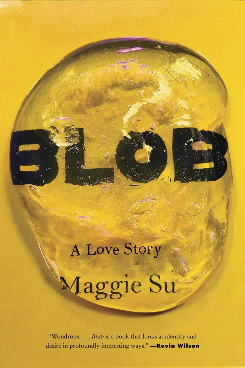 غلاف كتاب "Blob: قصة حب" للكاتبة ماغي سو، يتضمن بقعة جيلاتينية بيج على خلفية صفراء، مع عنوان الكتاب بخط عريض.