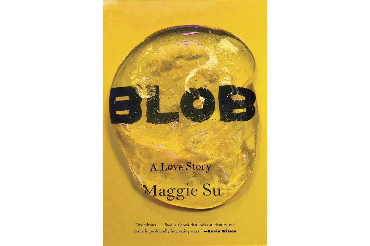 غلاف كتاب "Blob: قصة حب" لماغي سو، يظهر بقعة جيلاتينية صفراء ذات عينين وشفتين، تدل على تطور القصة الغريبة.