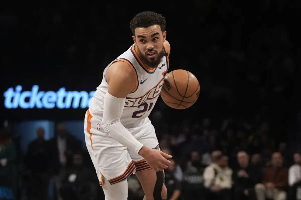لاعب كرة السلة نيك ريتشاردز من فريق فينيكس صنز يت dribble الكرة أثناء مباراة ضد بروكلين نتس، حيث سجل 15 كرة مرتدة.