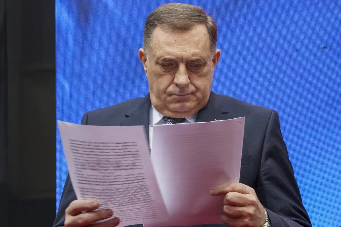 دينيس بيسيروفيتش، عضو رئاسة البوسنة والهرسك، يتفحص وثائق قانونية تتعلق بالتشريعات المثيرة للجدل في البوسنة والهرسك.