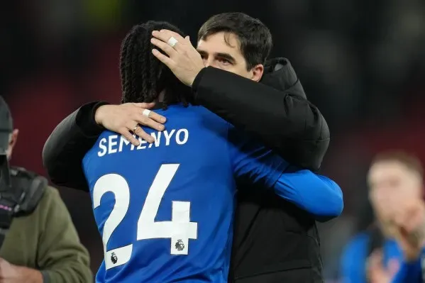 عناق بين أنطوان سيمينيو، لاعب بورنموث، ومدربه أندوني إيراولا بعد مباراة، مع التركيز على رقم القميص 24.