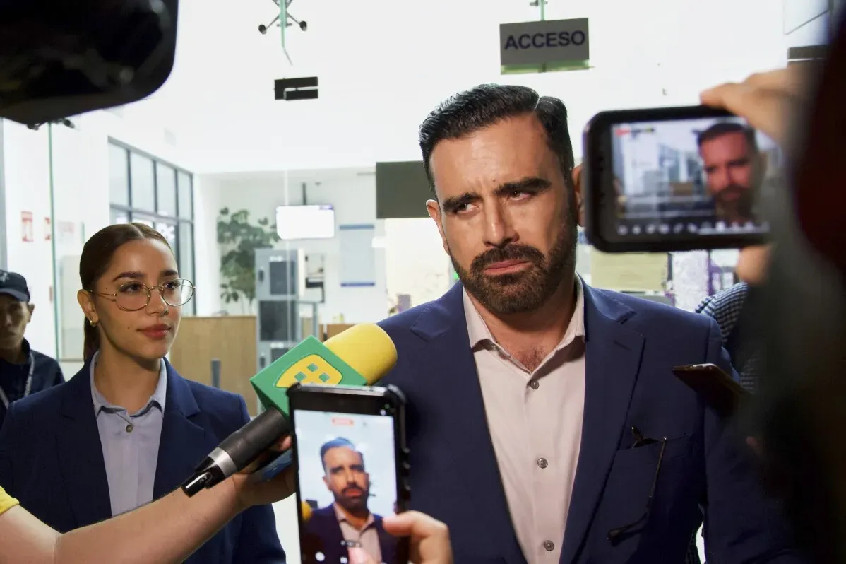 خوليو سيزار شافيز جونيور يتحدث للصحفيين بعد إطلاق سراحه من السجن في المكسيك، وسط أجواء من التوتر والترقب حول قضيته.