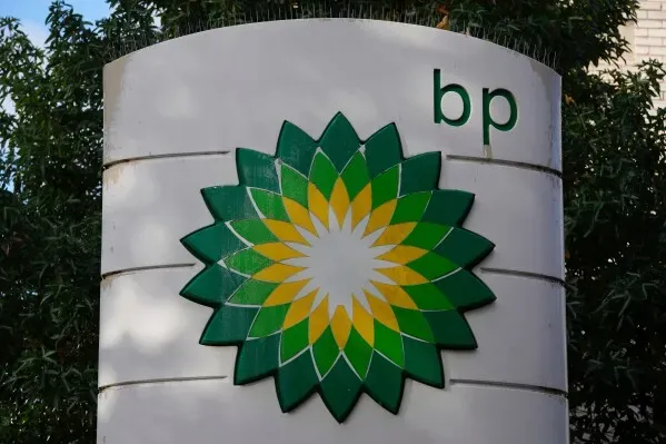 شعار شركة BP يظهر بشكل بارز، مع تصميم زهري أخضر وأصفر، في سياق ارتفاع أرباح الشركة وأسعار الوقود في الولايات المتحدة.
