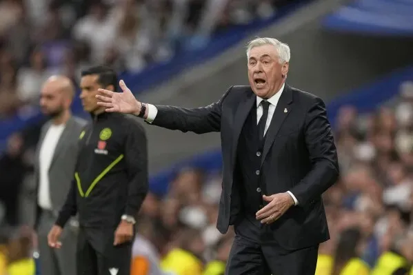 كارلو أنشيلوتي، مدرب ريال مدريد، يتفاعل أثناء المباراة، معربًا عن استعداده لتولي تدريب المنتخب البرازيلي لكرة القدم.