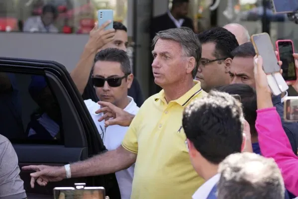 جايير بولسونارو يتحدث مع مؤيديه خارج مستشفى دي إف ستار في برازيليا، بعد مغادرته الإقامة الجبرية لإجراء فحوصات طبية.