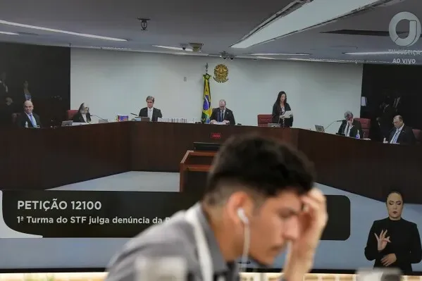 اجتماع للمحكمة العليا في البرازيل حيث يناقش القضاة التهم الموجهة ضد الرئيس السابق بولسونارو، مع وجود مترجم إشارة.