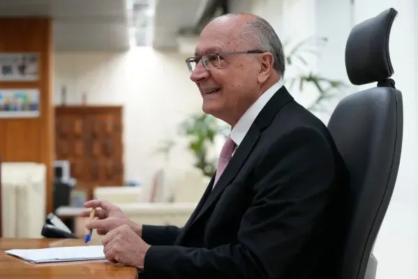نائب الرئيس البرازيلي Geraldo Alckmin مبتسم أثناء حديثه عن اتفاقية التجارة الحرة مع الاتحاد الأوروبي، في القصر الرئاسي.