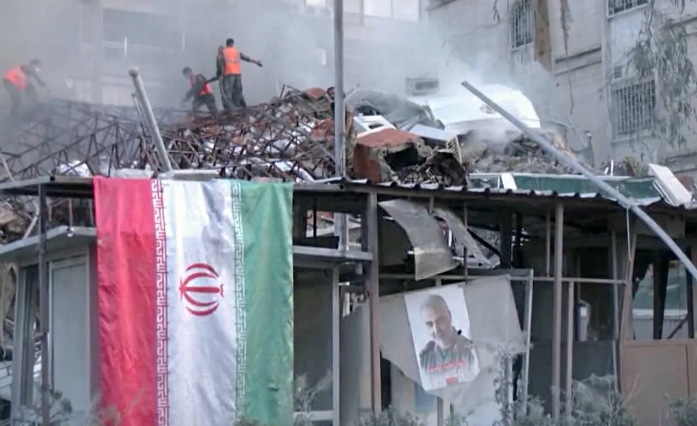 أخبار عاجلة حول الهجوم الإسرائيلي على إيران، مع التركيز على الانفجارات في طهران وتأهب الجمهور في إسرائيل.