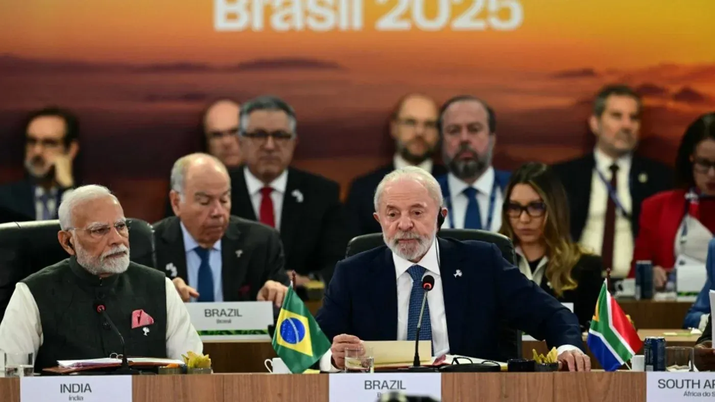 اجتماع قادة مجموعة "بريكس" في 2025، مع رئيس وزراء الهند ناريندرا مودي ورئيس البرازيل لولا، وسط مناقشات حول التحديات العالمية.