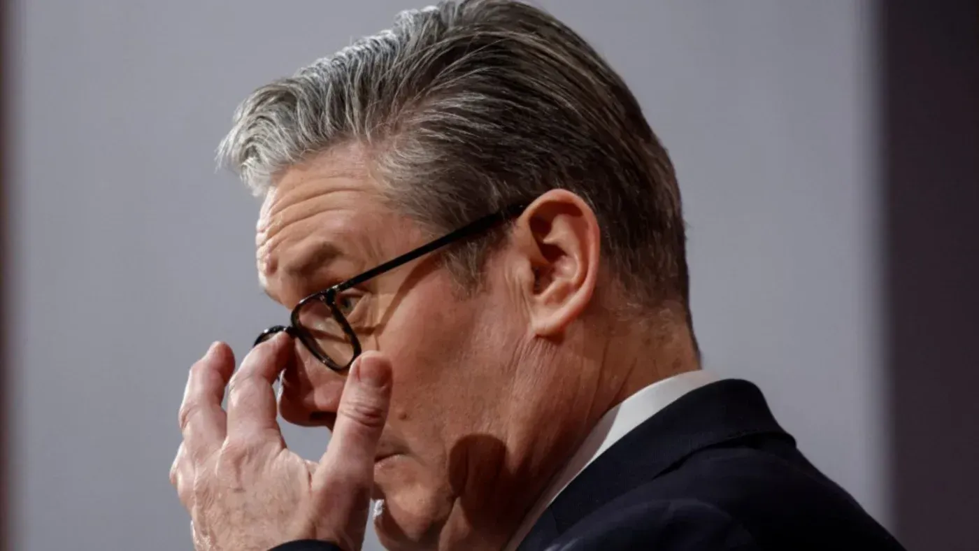 رئيس الوزراء البريطاني كير ستارمر يتحدث بجدية، مع التركيز على أهمية إعادة فتح مضيق هرمز لضمان استقرار الأسواق.