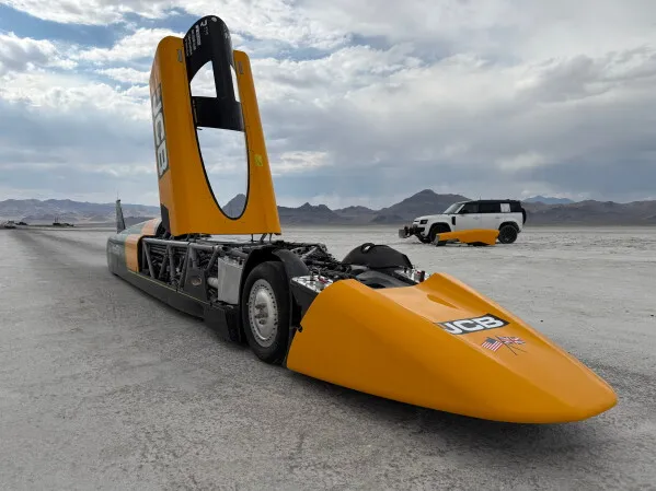 سيارة سباق طويلة وعالية التصميم تعمل بمحركات احتراق داخلي بالهيدروجين من شركة JCB على سطح Bonneville Salt Flats في يوتا، مسجلة رقماً قياسياً عالمياً للسرعة.