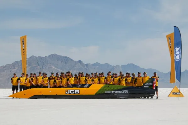 فريق JCB يقف خلف سيارة سباق الهيدروجين الطويلة في Bonneville Salt Flats بولاية يوتا، مسجّلين رقماً قياسياً جديداً في السرعة.