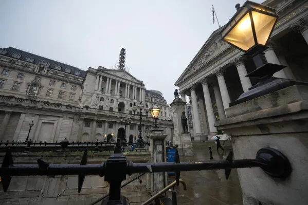 مبنى بنك إنجلترا في لندن، رمز التحديات الاقتصادية التي يواجهها رئيس الوزراء البريطاني Andy Burnham في إدارة الاقتصاد وتقليص الدين العام.