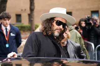 راسل براند، الممثل الكوميدي البريطاني، يظهر خارج المحكمة مرتديًا نظارات شمسية وقبعة، حيث يواجه تهمًا جديدة بالاغتصاب والاعتداء الجنسي.