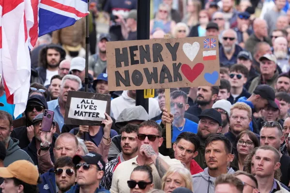 حشد كبير من المتظاهرين في Southampton يحملون لافتات تندد بمقتل الطالب Henry Nowak، مع شعارات تدعو إلى الوحدة وحقوق الجميع.
