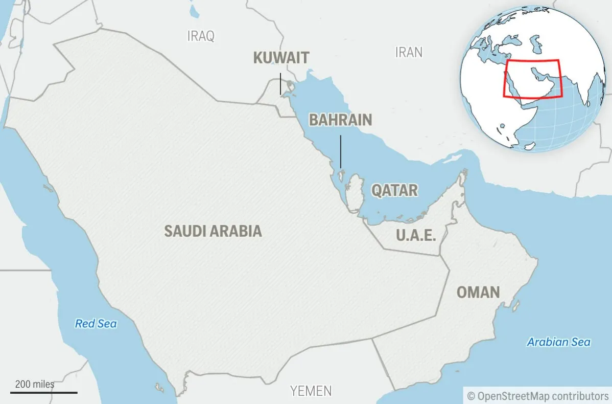 خريطة توضح موقع الخليج العربي ودولة قطر، حيث وقع حريق على متن سفينة شحن تجارية بعد تعرضها لضربة مقذوف.