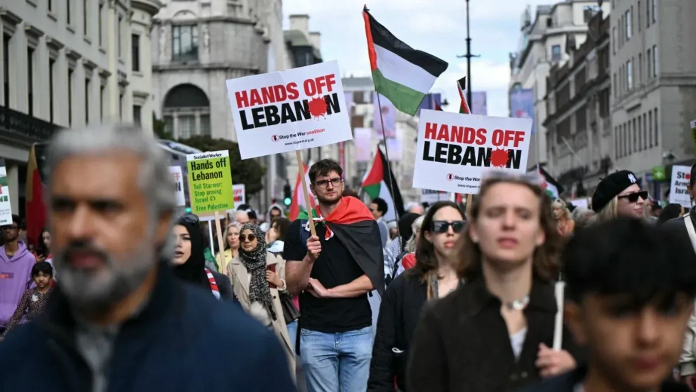 محتجون يحملون لافتات مؤيدة لفلسطين في مسيرة وسط لندن، مع التركيز على حرية التعبير وحق التظاهر.