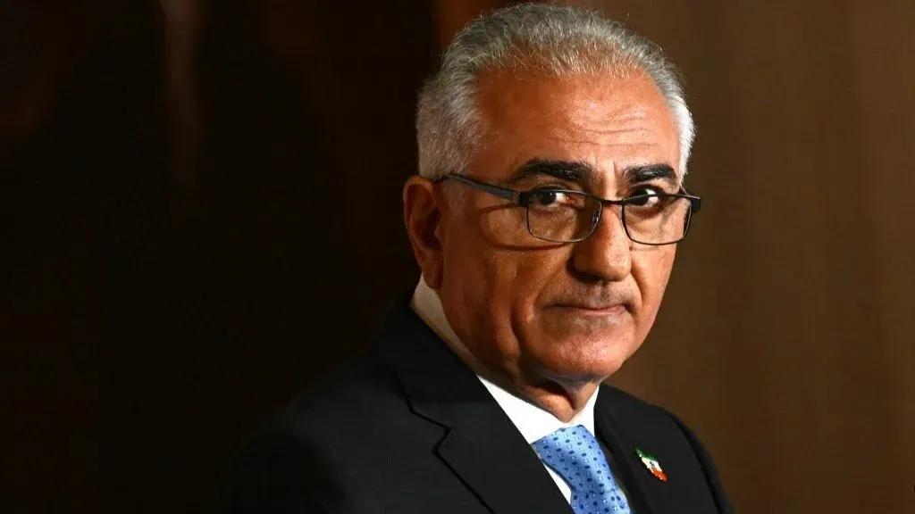 رضا بهلوي، نجل شاه إيران المخلوع، يستعد لإلقاء خطاب أمام النواب البريطانيين حول الوضع في إيران وخططه للانتقال إلى ديمقراطية علمانية.