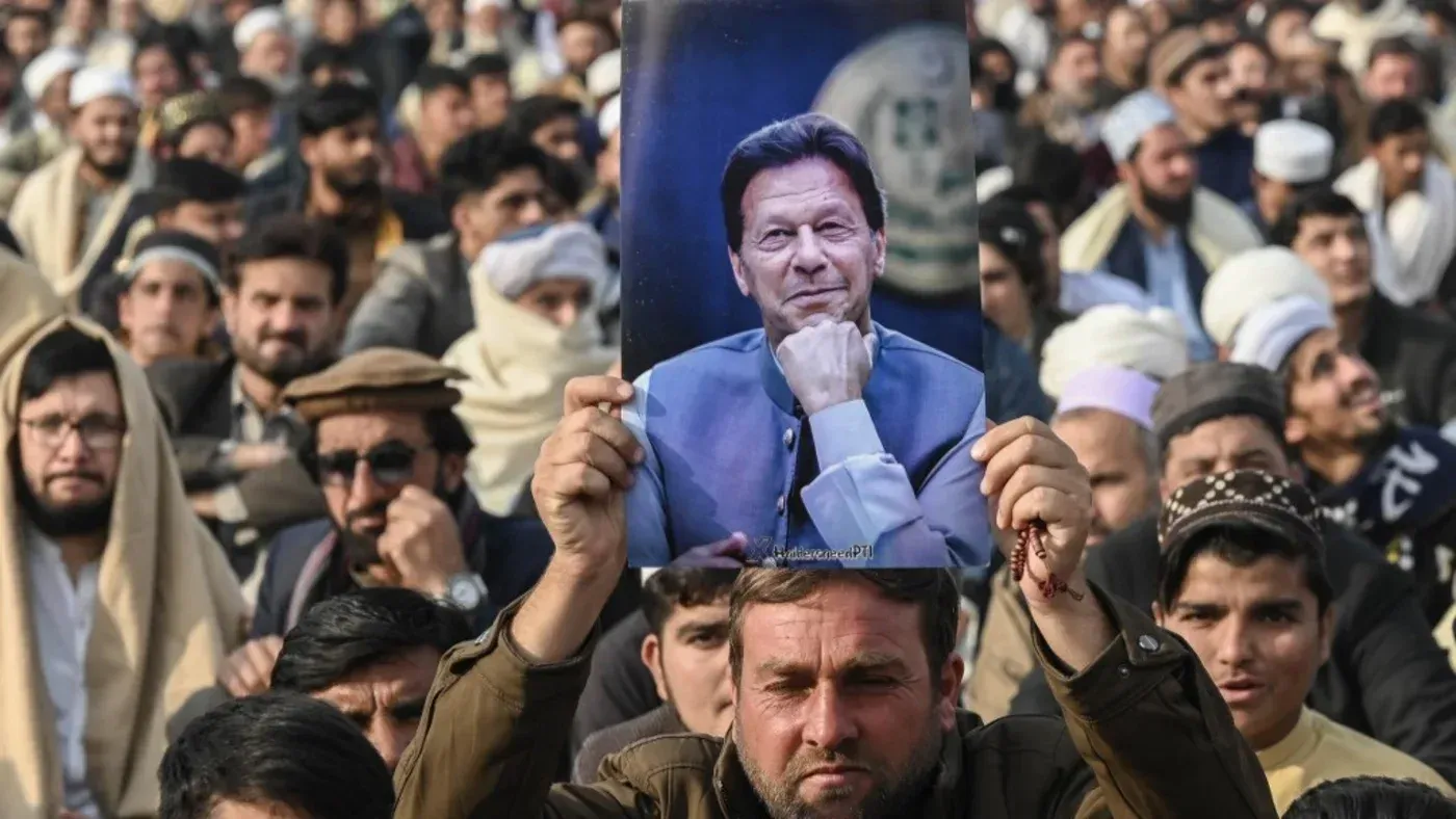 محتجون يحملون صورة لعمران خان، رئيس الوزراء السابق، في تجمع يعبرون فيه عن دعمهم له بعد حكم بالسجن 14 عاماً.