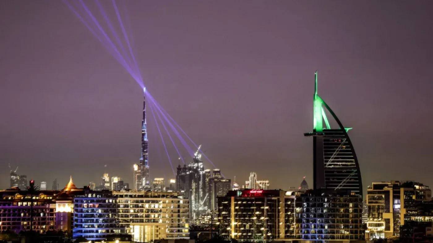 أضواء ساطعة تتلألأ فوق أفق دبي، مع برج خليفة الشهير وفندق برج العرب في المقدمة، في وقت يشهد توترات أمنية.