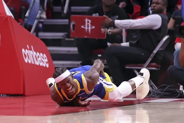 أمين طومسون لاعب غولدن ستايت يتعرض للسقوط أثناء المباراة، مما أدى لإصابة جيمي باتلر. الأجواء كانت متوترة بعد التصريحات حول اللعب القذر.
