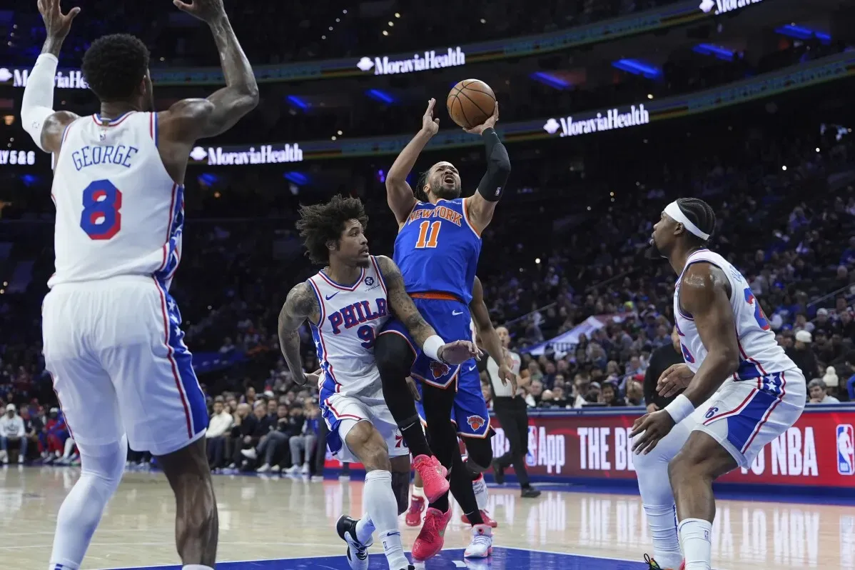جالين برونسون يسجل نقطة في مباراة مثيرة بين نيويورك نيكس وفيلادلفيا 76ers، مع تألق جوش هارت وميكال بريدجز.