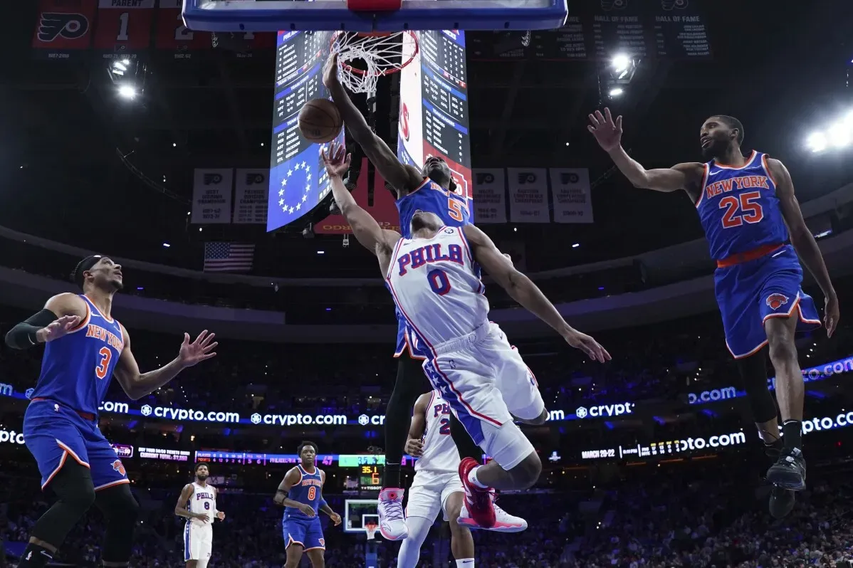 سجل لاعب نيويورك نيكس قفزة مثيرة فوق لاعب فيلادلفيا 76ers خلال مباراة حماسية، حيث ساهمت هذه اللحظة في انتصار الفريق.